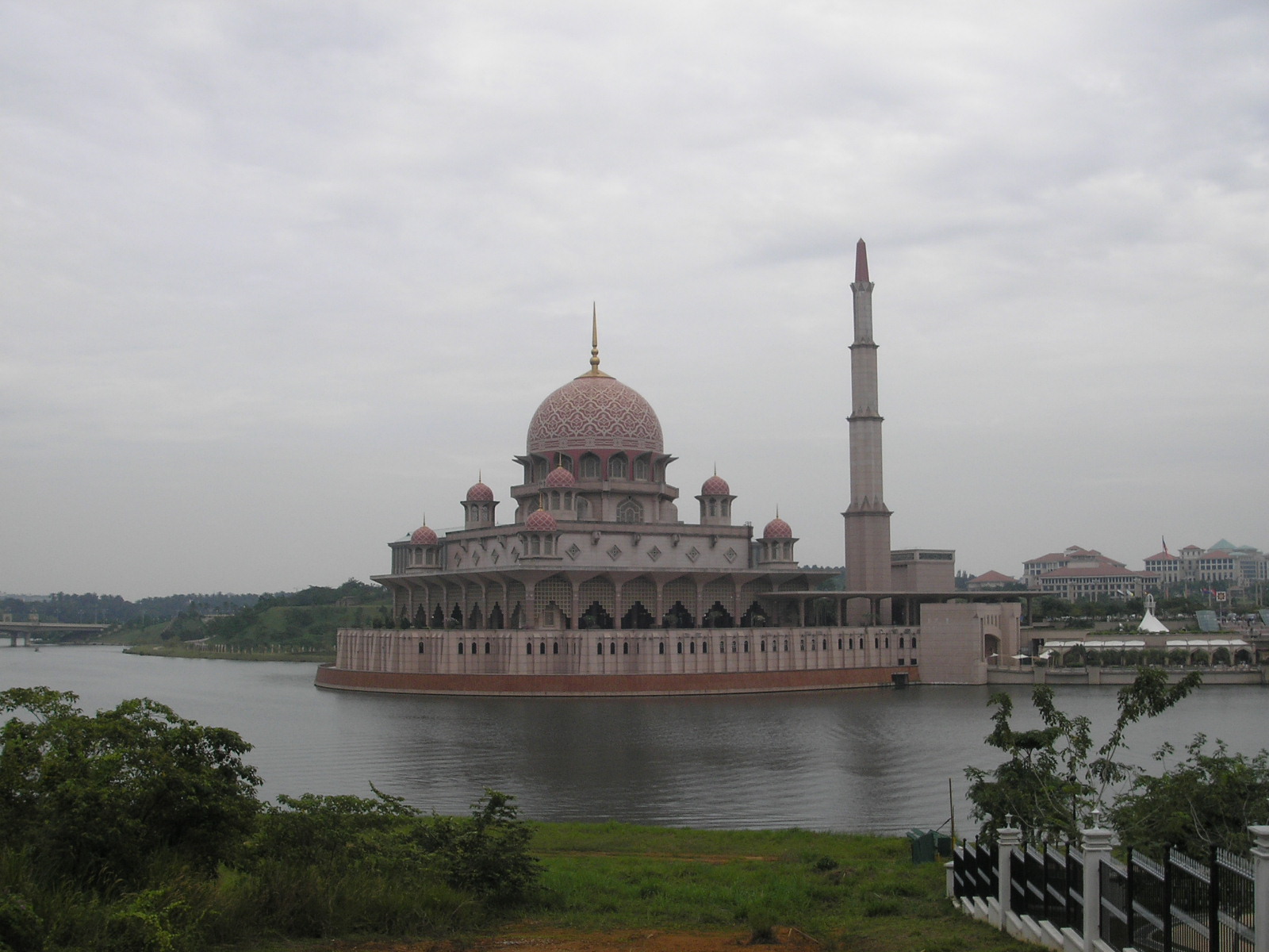 Masjid_Putra_Putrajaya_Dec_2006_001.jpg